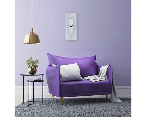 Woonkamer met fauteuil, klok en bijzettafel