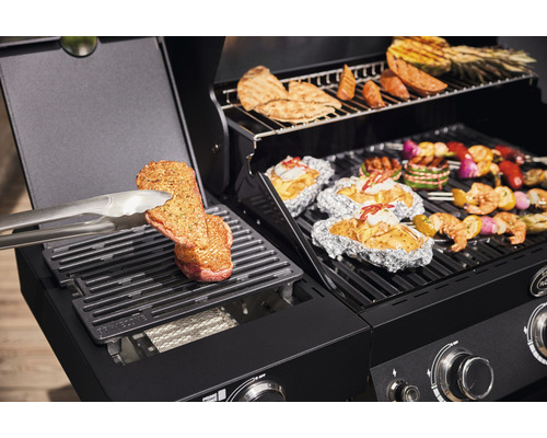 Barbecue met gegrild eten en barbecue tang