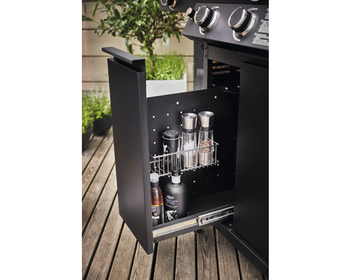 Open onderkast voor barbecue met kruiden en sauzen