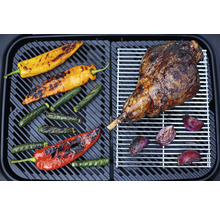 Gegrilde lamsbout met paprika''s, courgettes en uien op een barbecue