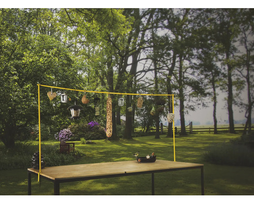 Tuinscène met voederplaats voor vogels op een tafel