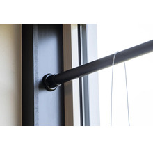 Detailopname van een gordijnroede met kabelophanging voor raamdecoratie