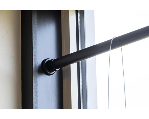 Detailopname van een gordijnroede met kabelophanging voor raamdecoratie