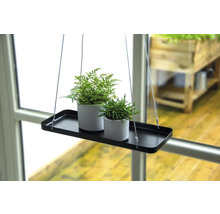 Hangende plantenplank met twee planten in potten voor een raam
