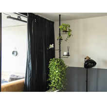 Meerlaagse plantenstandaard met diverse decoraties en planten in een interieur.