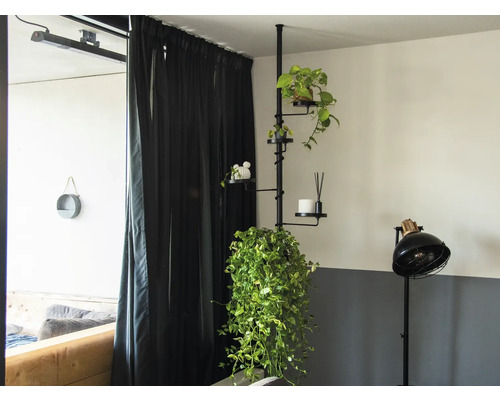 Meerlaagse plantenstandaard met diverse decoraties en planten in een interieur.