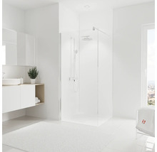 Lichte badkamer met douche, wastafel en spiegel