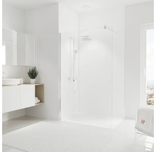 Lichte badkamer met douche, wastafel en spiegel