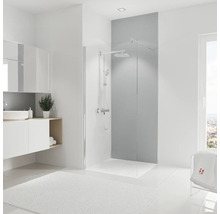 Moderne badkamer met douche, wastafel en wit tapijt