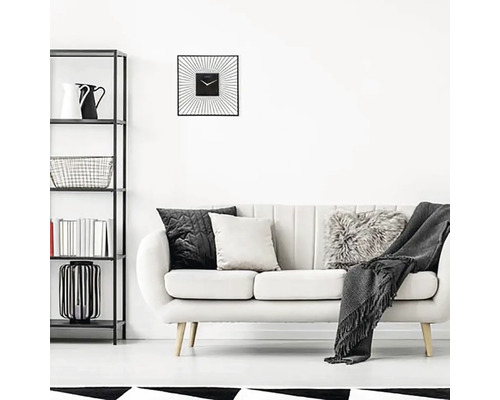 Woonkamer met plank, bank, kussens en een vierkante wandklok