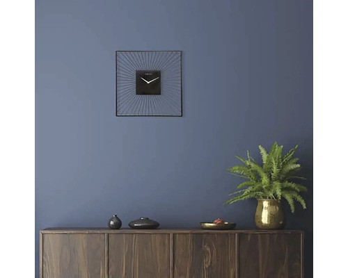 Decoratieve woonkamer met een vierkante wandklok en houten dressoir