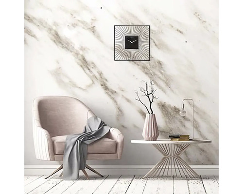 Woonkamer met fauteuil, tafel en wandklok voor een marmeren wand