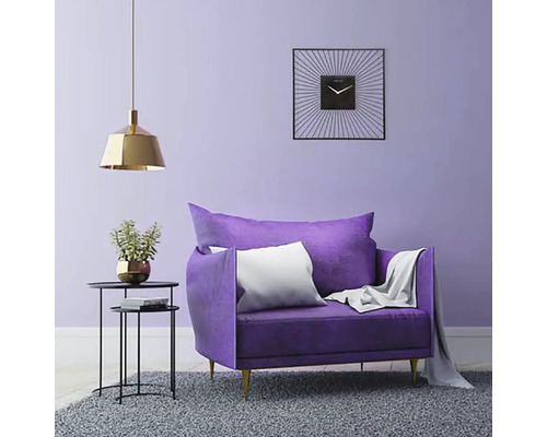 Woonkamer met fauteuil, bijzettafel, hanglamp en wandklok