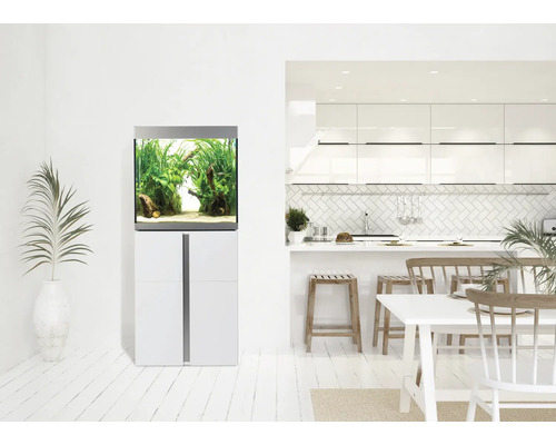 Ingericht aquarium op onderkast in een lichte woonkamer.