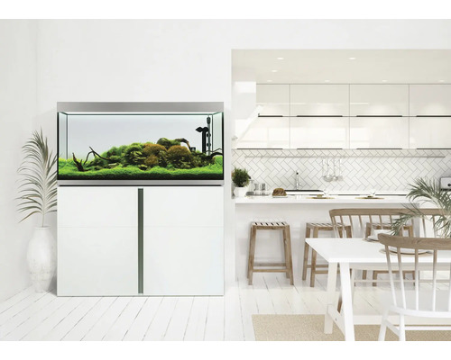 Aquarium met onderkast in een lichte woonkamer