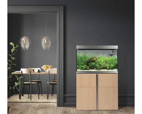 Aquarium met onderkast in een woonkamer.