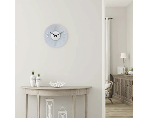 Licht interieur met wandklok, dressoir en tafel