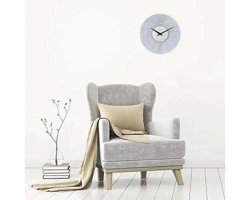 Woonkamerscène met fauteuil en wandklok