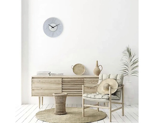 Woonkamer met dressoir, fauteuil, tafel en wandklok