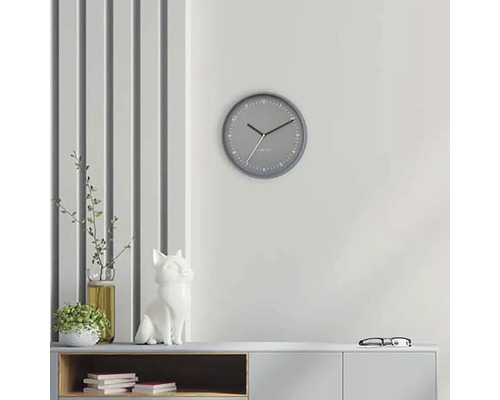 Woonkamer met grijze wandklok, decoratie en dressoir