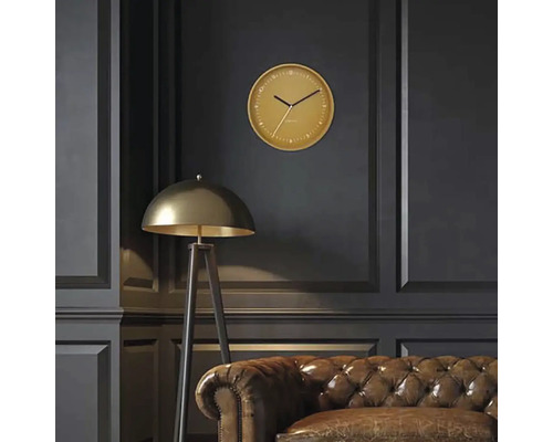 Scene met een wandklok, een staande lamp en een leren bank