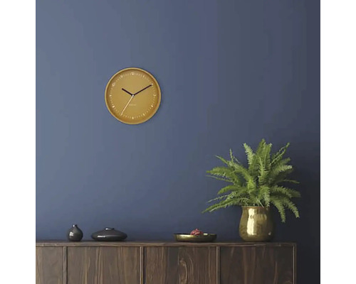 Scene met wandklok en decoratie op een houten kast