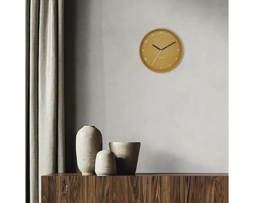 Woonkamer met wandklok en decoratieve vazen op een dressoir