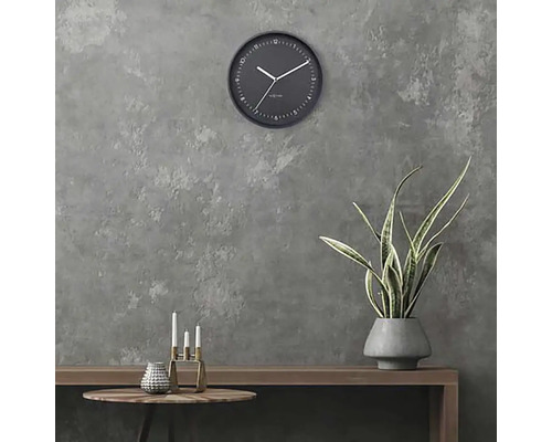 Wandklok in kamer met tafel, kaarsen en plant