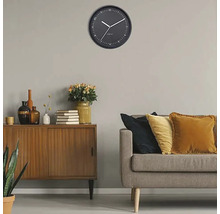 Woonkamer met dressoir, bank en ronde wandklok