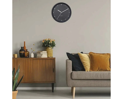 Woonkamer met dressoir, bank en ronde wandklok