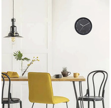 Eetkamer met eettafel, stoelen, hanglamp en een wandklok.