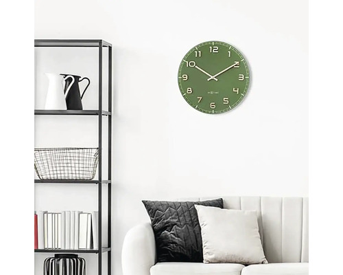 Wandklok in woonkamer met rek en bank.