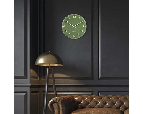 Wandklok in de woonkamer met staande lamp en leren bank