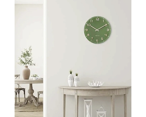 Woonkamer met ronde wandklok in groen