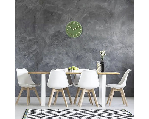 Eetkamer met eettafel, stoelen, wandklok en vloerkleed