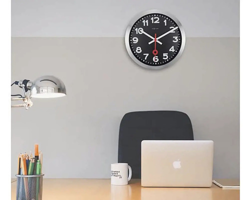 Analoge wandklok met wijzerplaat en lijst