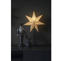 Decoratieve opstelling met notenkrakerfiguur, vaas met takjes dennenboom en papieren sterlamp op een kast