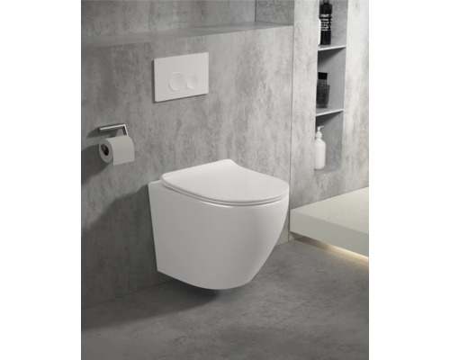 Wandhangend toilet met bedieningspaneel in moderne badkamer