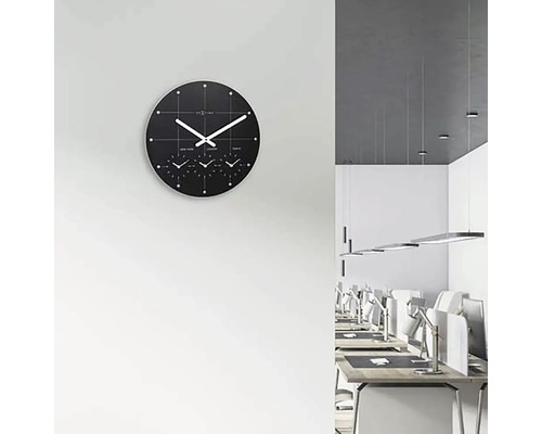 Wandklok met wereldtijdfunctie in kantoorruimte