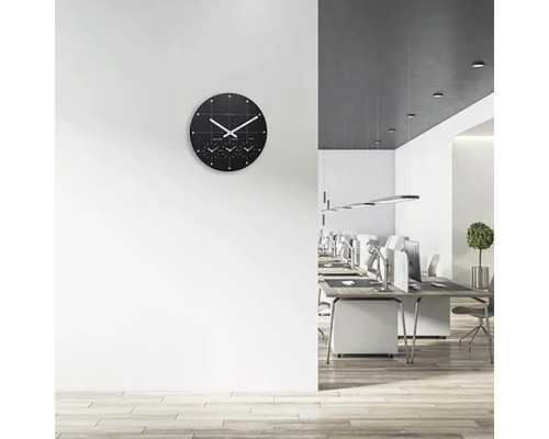 Kantoor met een wandklok die meerdere tijdzones weergeeft en bureaus