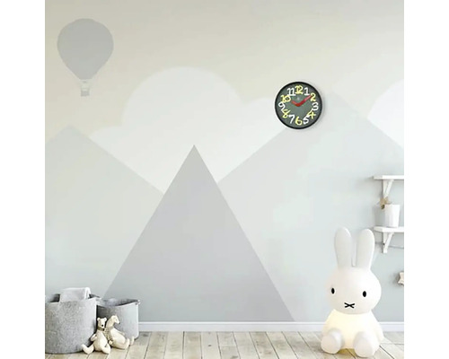 Kinderkamer met wanddecoratie, wandklok en konijnlamp