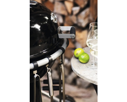 Bolgrill naast tafel met limoenen en wijnglazen