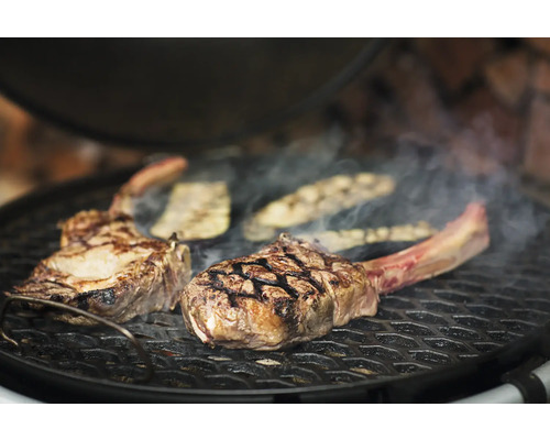 Twee tomahawk steaks en aubergines op een grill
