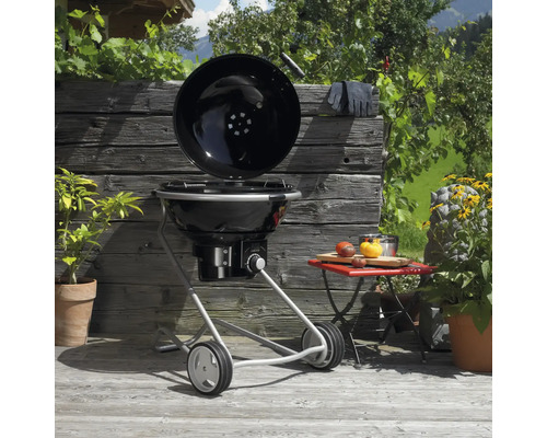 Bolgrill met open deksel in de buitenlucht