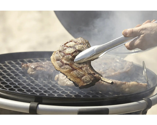 Barbecue met steaks en grilltang