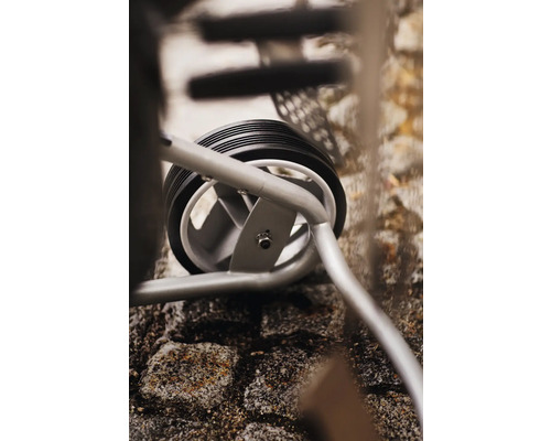 Wiel van een transportwagen op straatstenen