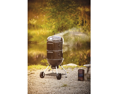 Rookoven met wielen en rook in een buitenscène