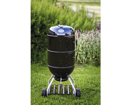 Zwarte kogelbarbecue buiten op gazon