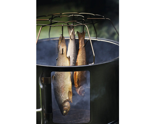 Gerookte vissen hangen in een rookoven.