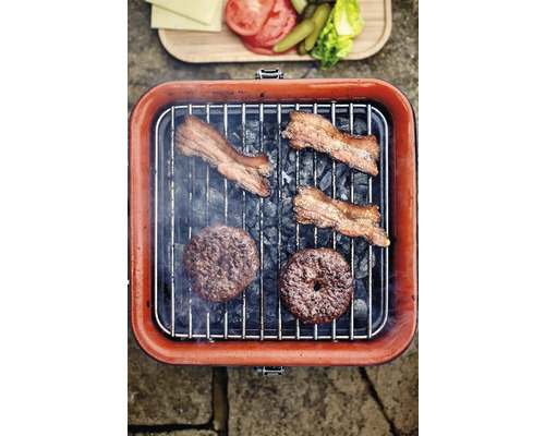 Barbecue met burgers en spek op houtskool